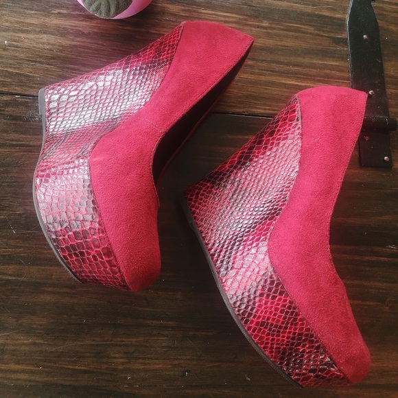 RED Velvet Snake Skin Pattern Wedges Heels 🐍❣️ - Picture 9 of 10
